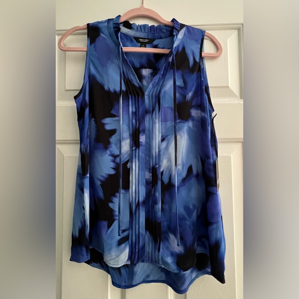 NWT-Vera Wang high v-neck, sleeveless, tie closure in size small